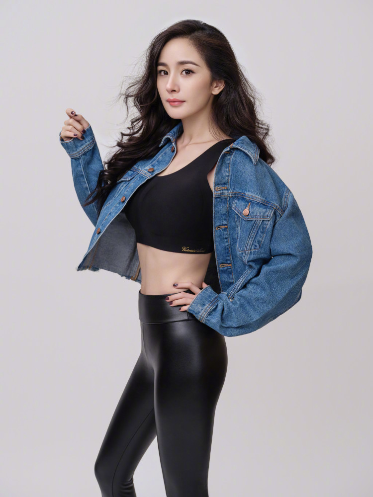 杨幂新造型御姐气息十足,黑色皮质外套搭配白T,风格冷酷又简约