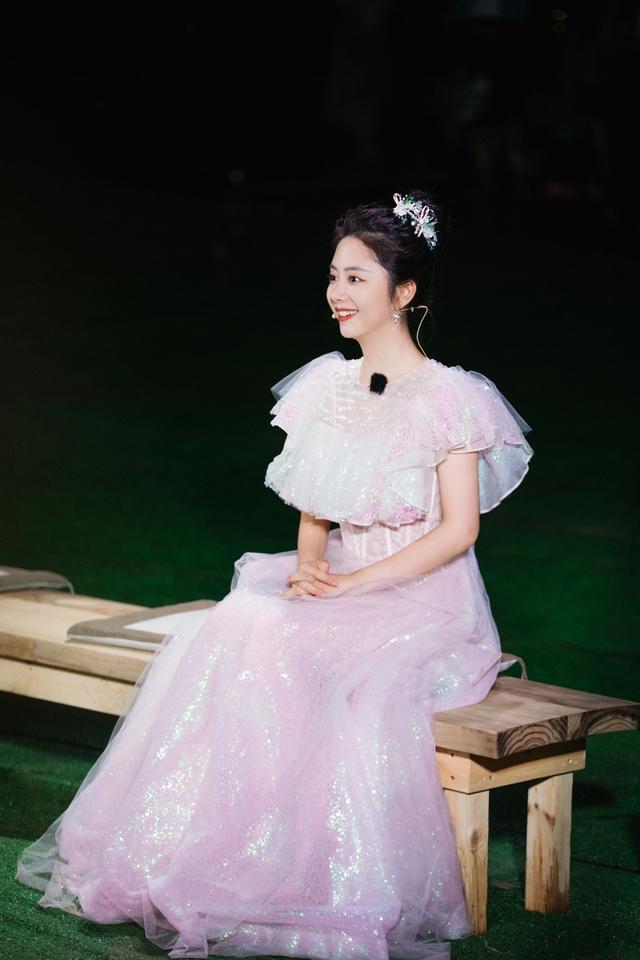 谭松韵穿丝绒短裙气质高贵，镶钻细节立马高级起来了