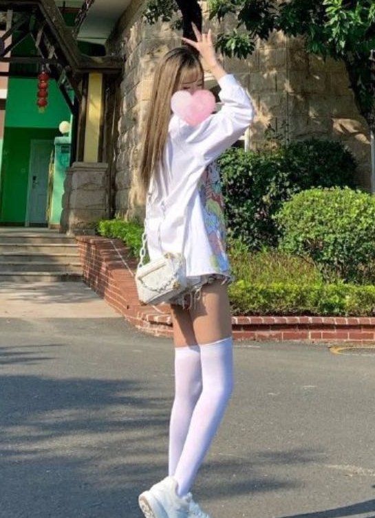 终于等到腐团儿穿“豆腐袜”，看到路人角度下的双腿，我自闭了