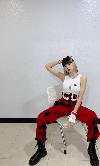 魅力女孩LISA舞台着装大胆又性感,不愧是“真人芭比”本人