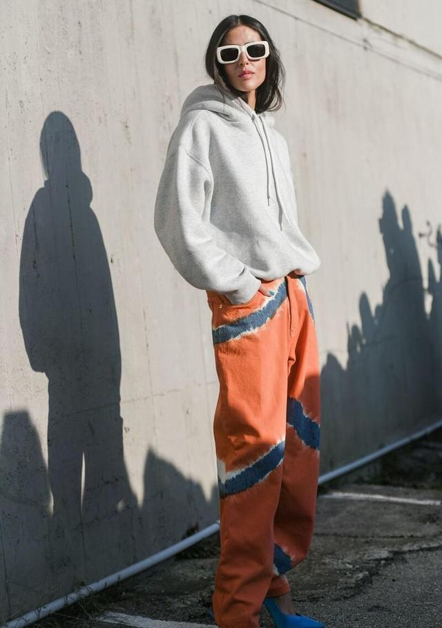 卫衣过秋怎么搭配都很帅，酷炫保暖还“藏膘”