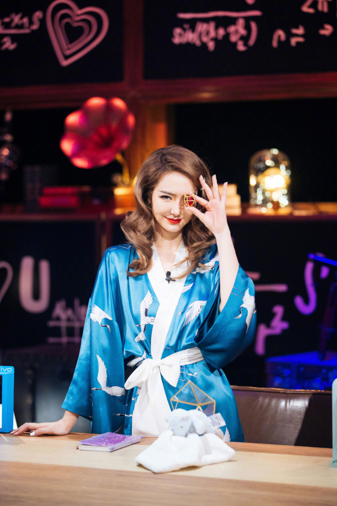 戚薇演绎复古贵妇风，浴袍造型随意又慵懒满满大上海气息