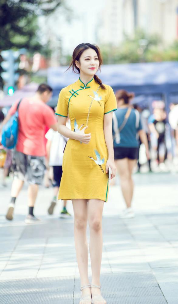 金秋10月姑娘们大胆启用黄色，时髦洋气又好看