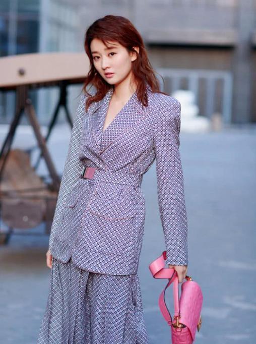 职场穿搭只要有这“4个”单品就够了，时髦干练超实用