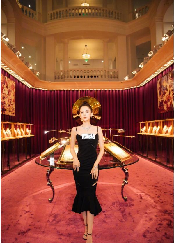 古力娜扎的纯色装有“心机”,裙面上开小口打扮个性美还招摇