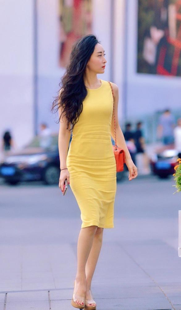 金秋10月姑娘们大胆启用黄色，时髦洋气又好看