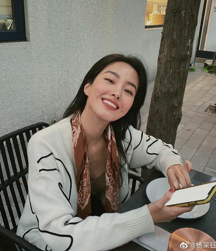 杨采钰法式秋日穿搭!简约利落又时髦复古,网友:太像刘亦菲了