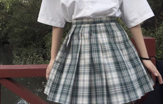 JK裙需要安全裤么 JK裙可以和短袖搭配吗