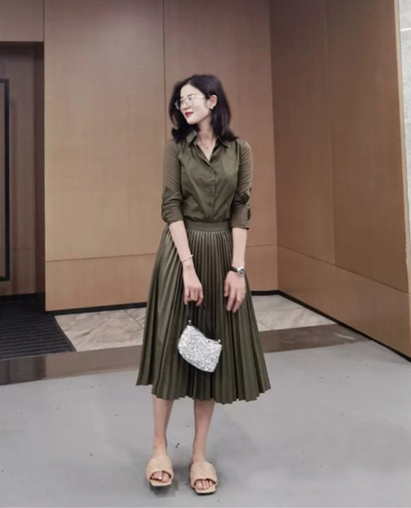 秋季日常出街LOOK尽显摩登前卫范儿，带你轻松演绎女性魅力