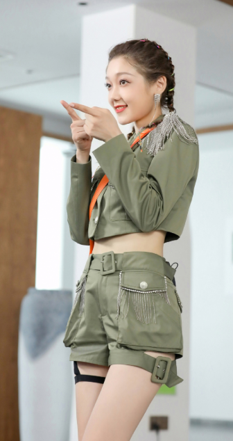 希林娜依·高挑战“制服”，为走高冷御姐风，却暴露了这一面