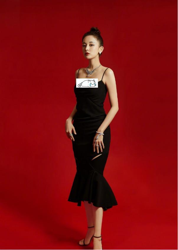 古力娜扎的纯色装有“心机”,裙面上开小口打扮个性美还招摇