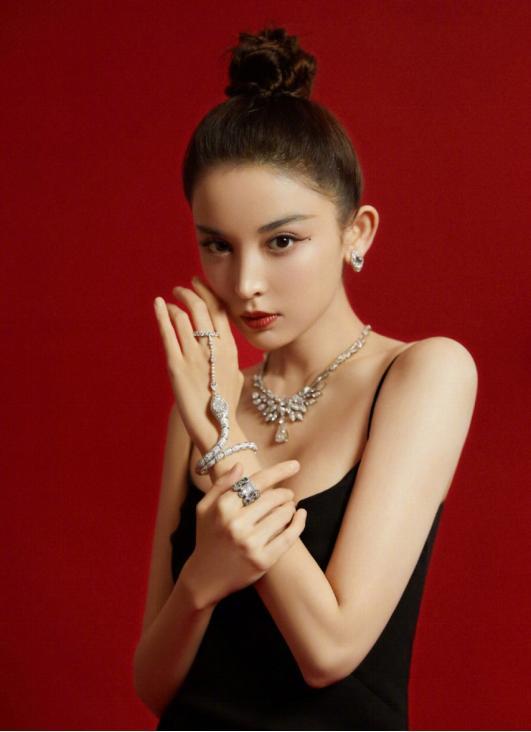 古力娜扎的纯色装有“心机”,裙面上开小口打扮个性美还招摇