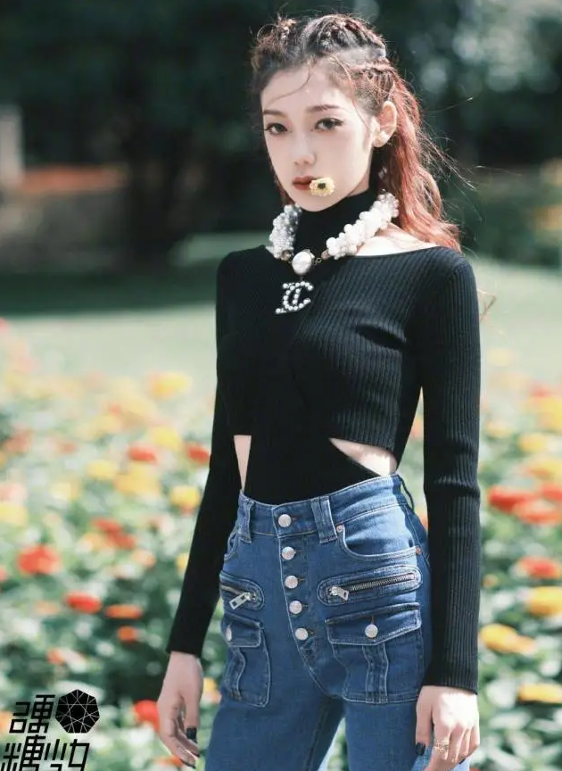 希林娜依·高出道后穿长袖衫在腰间挖两个洞,秀出蝼蚁腰贼撩人