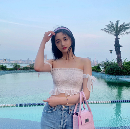 周洁琼为秀腰太拼,上衣只穿10CM,双手叉腰那刻:直男谁受的了