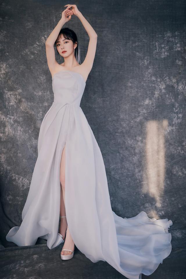 谭松韵穿丝绒短裙气质高贵，镶钻细节立马高级起来了