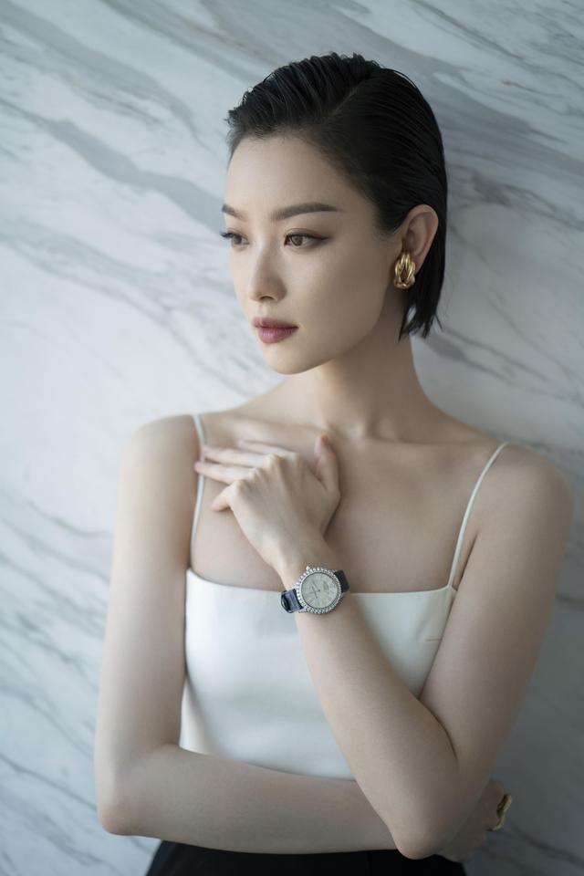 奶奶的“金镏子”秋冬穿什么都百搭，素颜也能打造时髦范儿