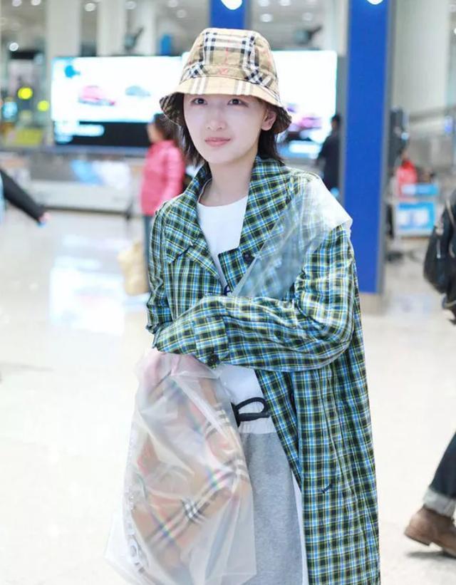 稍微讲究的中年女人选包包时昼避开这3个误区，不然容易掉价