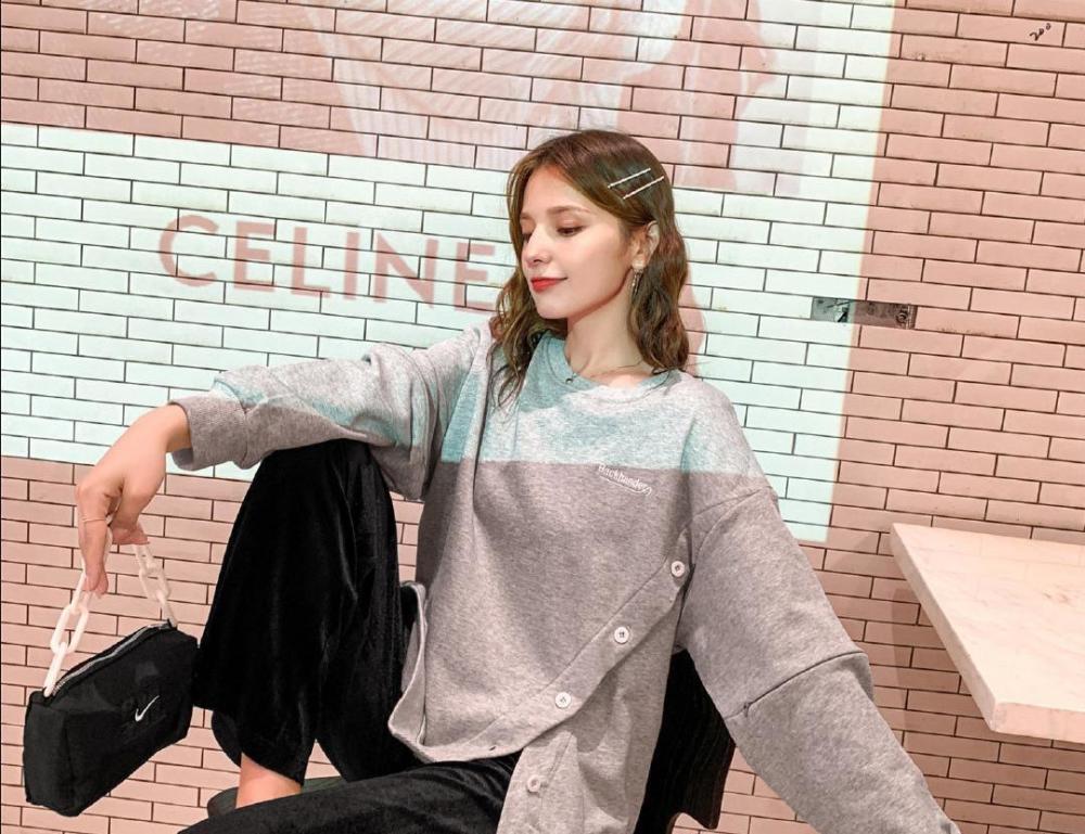 不喜欢穿牛仔裤就试试丝绒长裤,让你轻松美成时尚达人