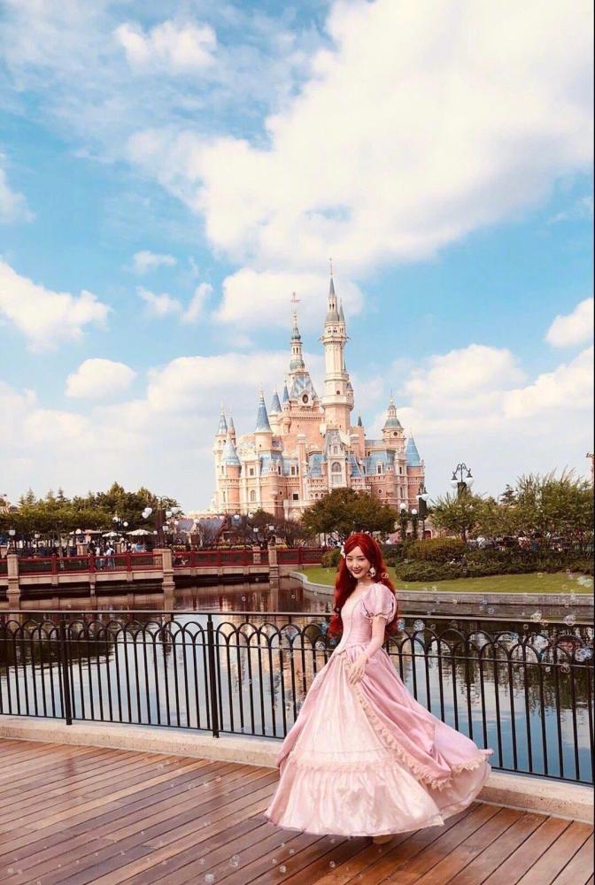 长卷红发配大摆公主裙，毛晓彤COS迪士尼公主美上热搜