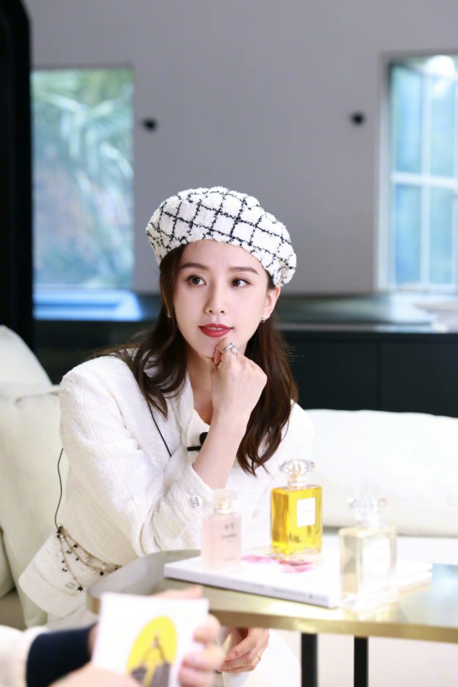 “穿衣清淡”的刘诗诗，这次穿搭画风终于变了