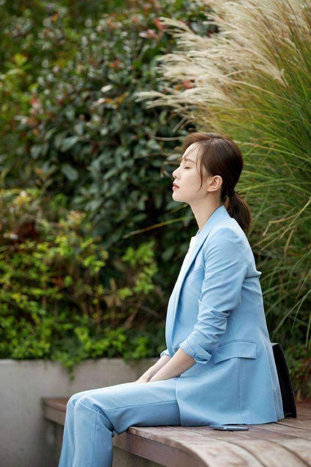 职场穿搭只要有这“4个”单品就够了，时髦干练超实用