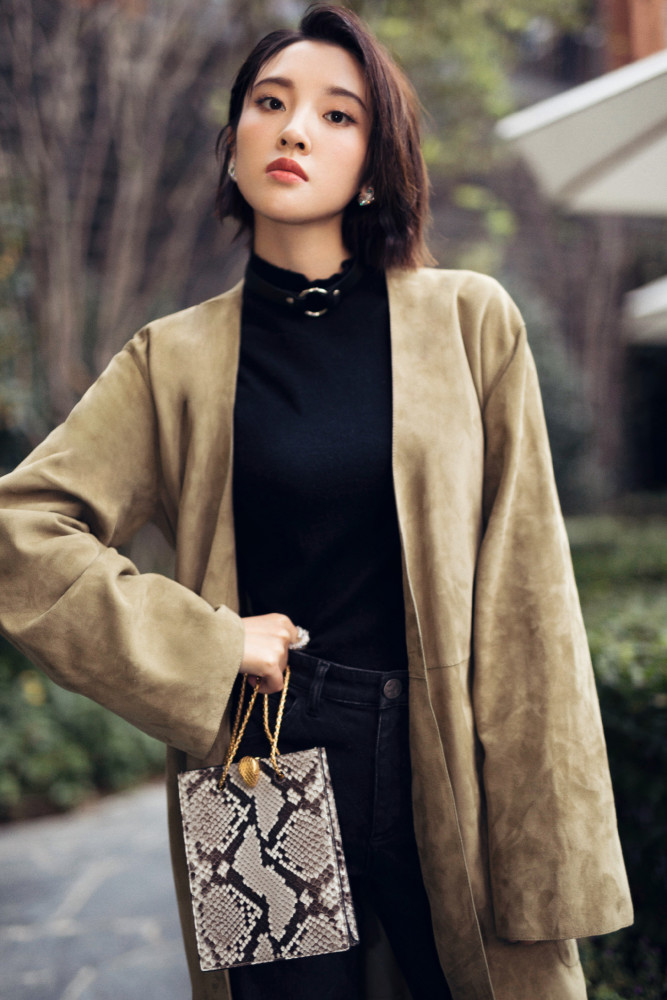 唐艺昕秋冬复古大片精致大方，表现力爆棚