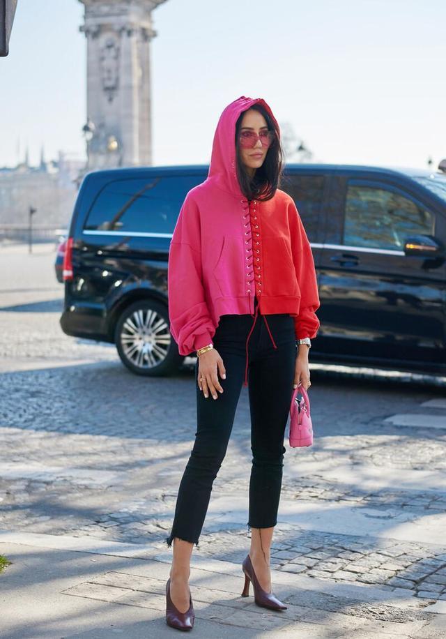 卫衣过秋怎么搭配都很帅，酷炫保暖还“藏膘”