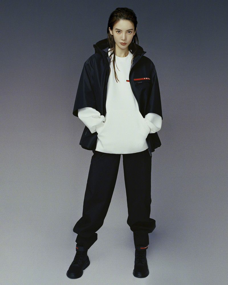 金晨秀运动套装，宽松卫衣搭配休闲渔夫帽满满慵懒气息