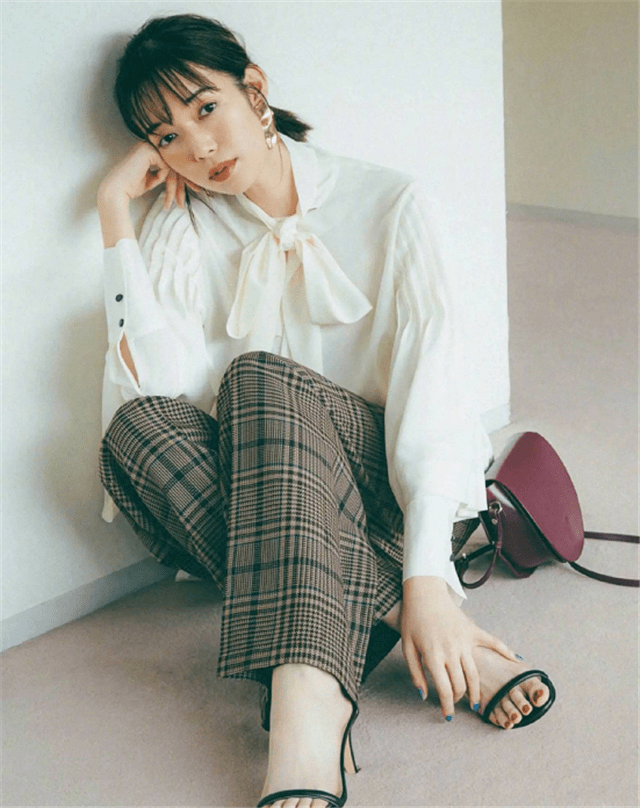 别被“网红审美”给拖累了,今年流行的“日志风”搭配最适合喜欢时尚的你