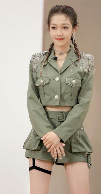 希林娜依·高挑战“制服”，为走高冷御姐风，却暴露了这一面