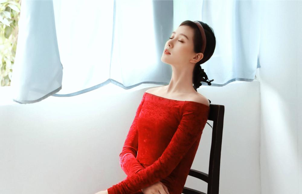 “穿衣清淡”的刘诗诗，这次穿搭画风终于变了