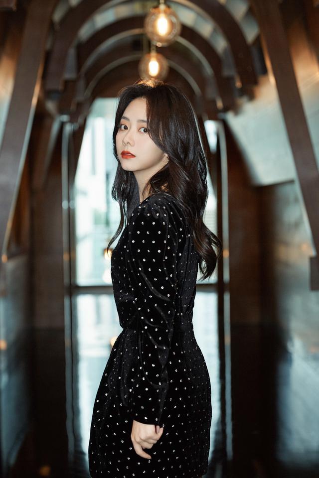 谭松韵穿丝绒短裙气质高贵，镶钻细节立马高级起来了