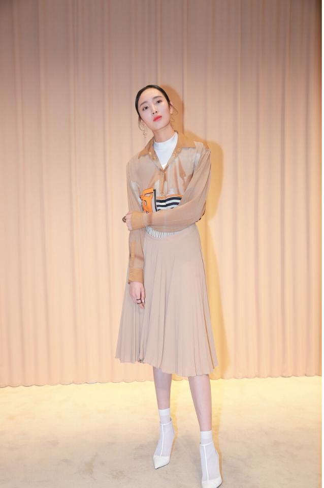 早秋穿衣服别再选黑白灰了，试试新潮“砂岩褐色”亮眼又时髦