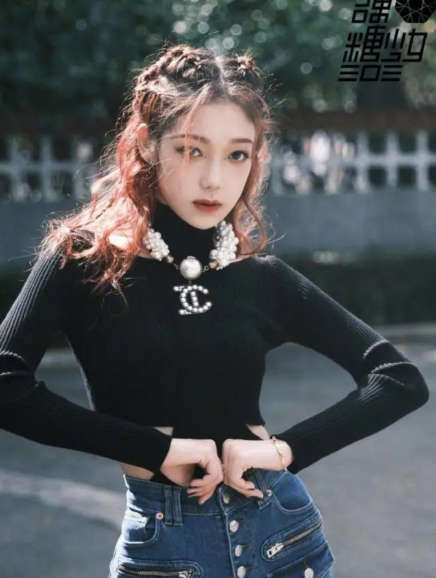 希林娜依·高出道后穿长袖衫在腰间挖两个洞,秀出蝼蚁腰贼撩人