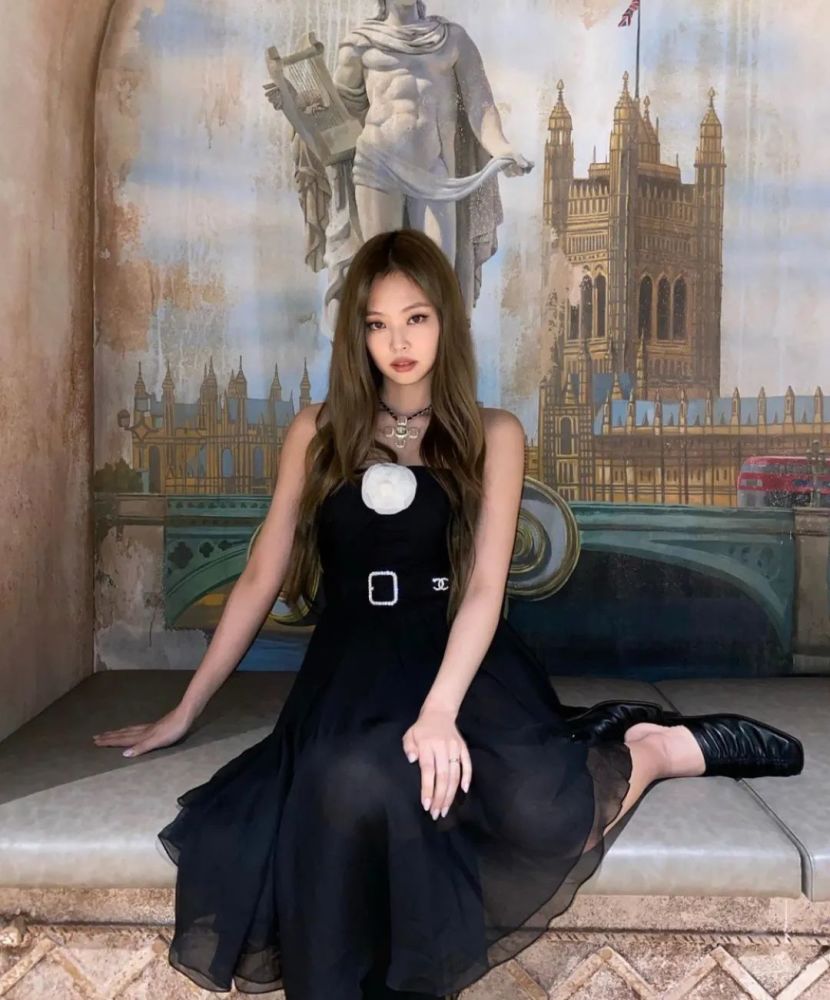 JENNIE的穿搭太潮了,简直就是流行单品的“集合店”啊!