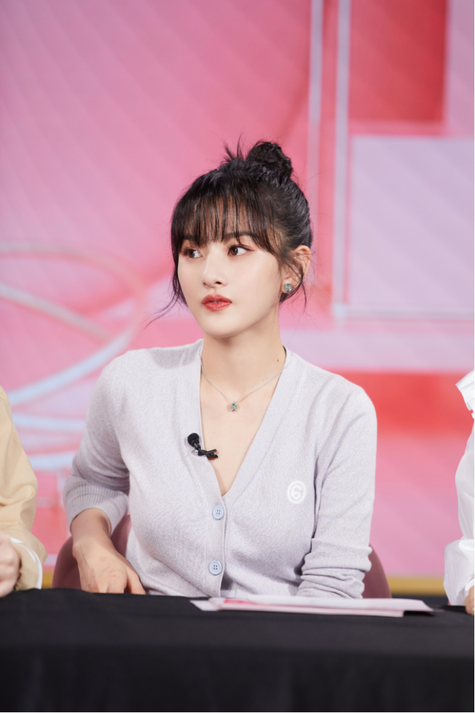 宋祖儿真有点年轻时张柏芝的味道,穿针织衫扎丸子头女神气质尽显