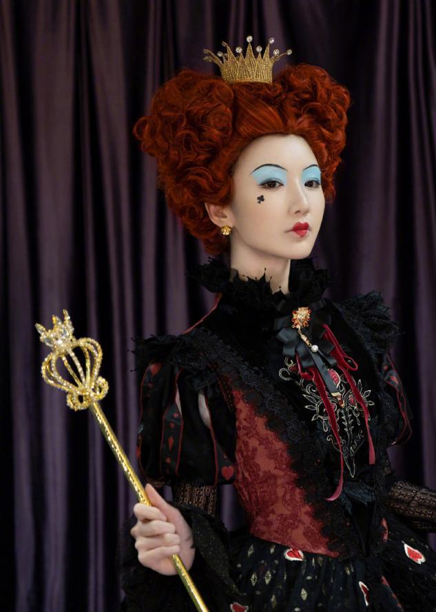 毛晓彤迪士尼公主造型来袭，齐刘海短发配红色宝宝服俏皮又可爱