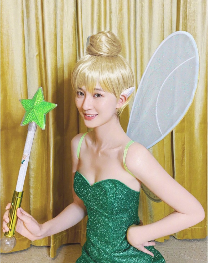 乔欣示范万圣节造型,绿色“精灵装”显露纤长身材