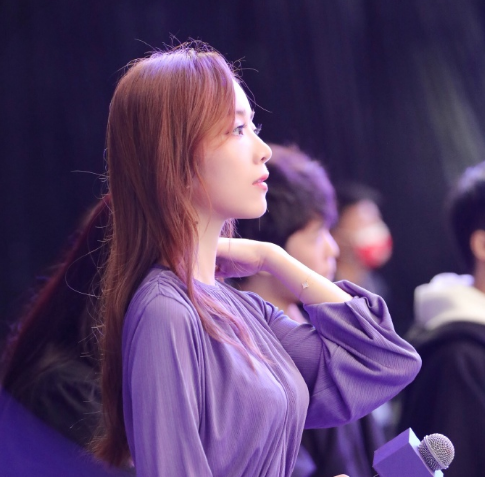 余霜新照美颜太过，连铁粉都忍不住吐槽，感觉越来越不真实了