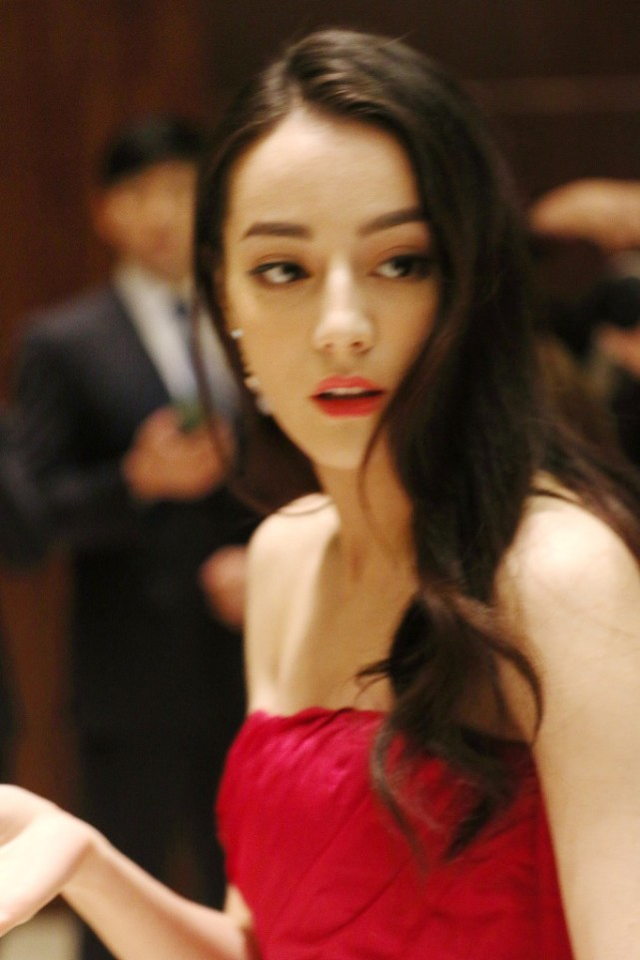 迪丽热巴生图比精修还美，就算是没有滤镜还是看着很美
