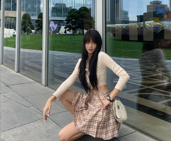 又一个坦克女网红?线上瘦腰细腿,跳舞腰间赘肉如游泳圈