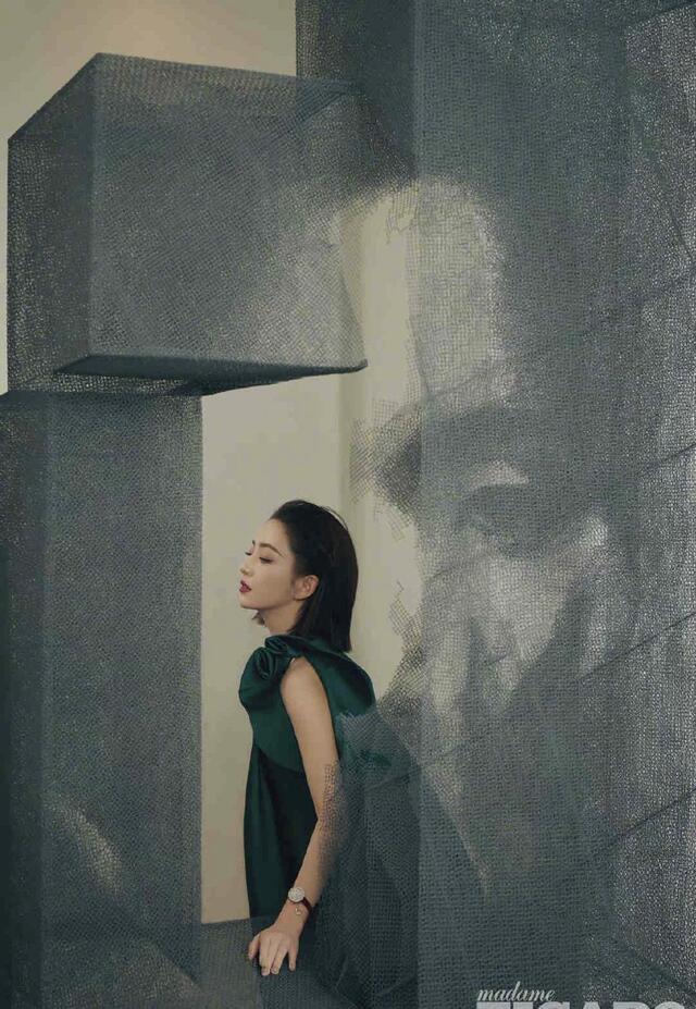 佟丽娅时尚封面太酷,西装搭肩头飙爽十足,性感黑色无尽风情