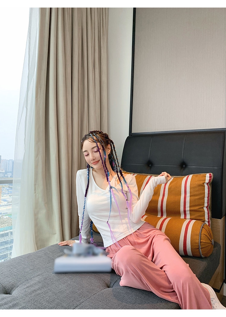 彩色阔腿裤也非常时尚，尽显明媚气息