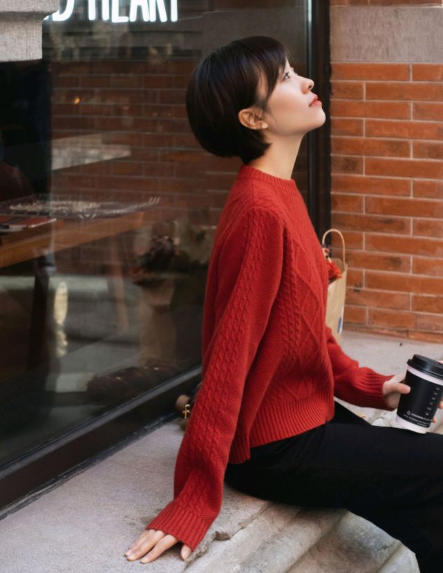 日常穿搭怎么穿才高级？没必要装嫩，简约的针织衫穿搭就很不错