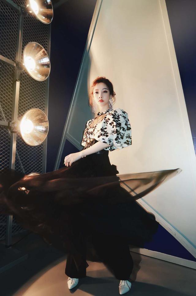 冯提莫新造型美出天际，开口唱的瞬间就把观众征服了