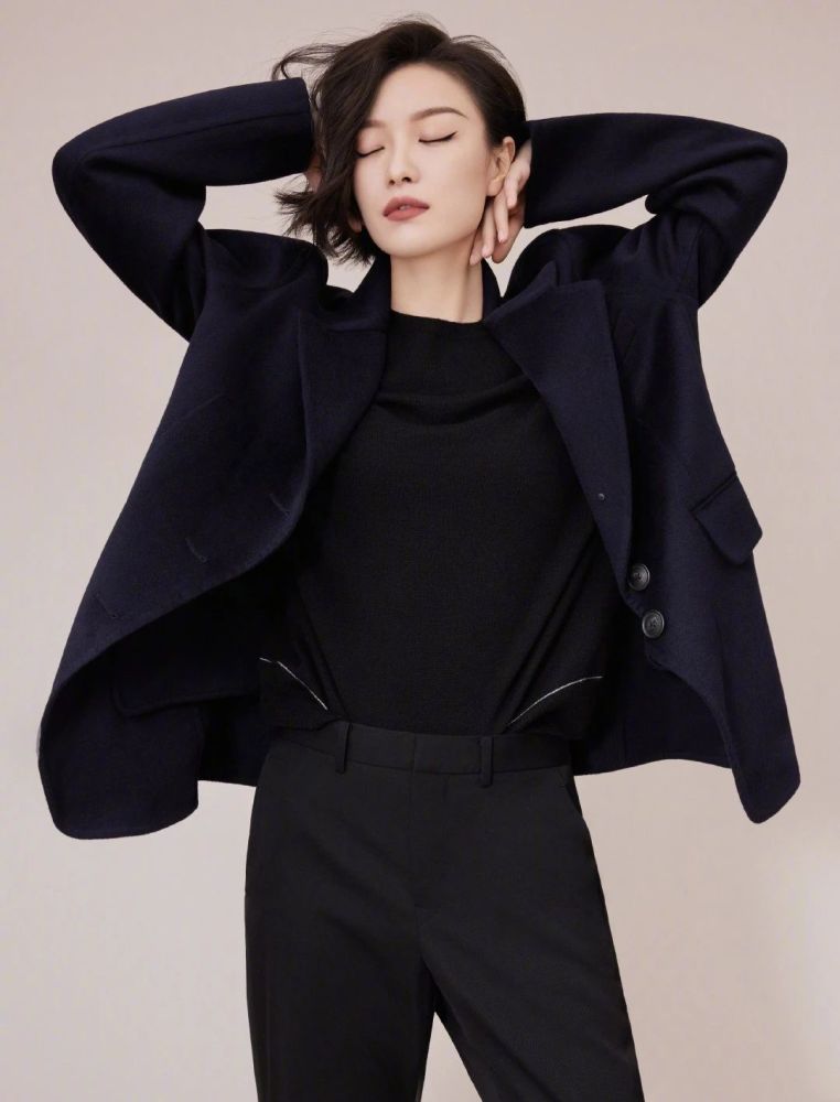 “脸大”偏偏还剪了短发？不久靠这几招，修饰脸型连倪妮都用上了