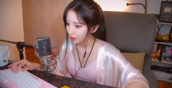 呆妹儿跟那个男人双排吃鸡?视频出现熟悉男声,观众都激动了