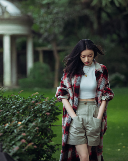 当倪妮换上“爸爸裤”，这腿比电棒还细