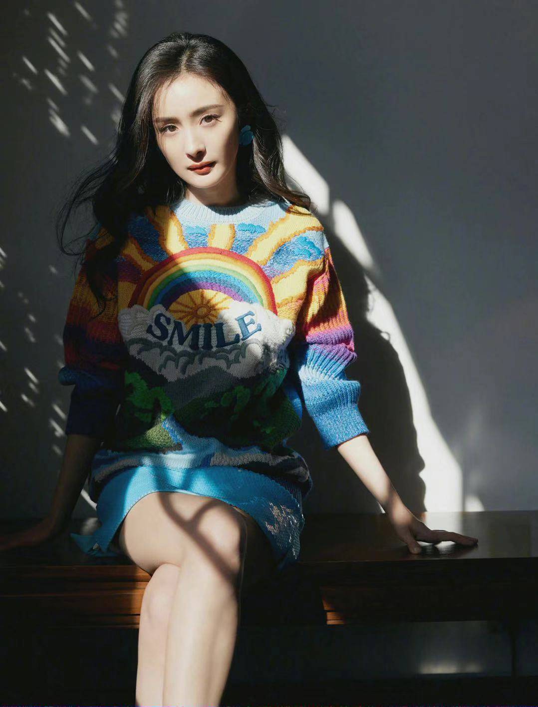 杨幂穿彩虹色系印花毛衣亮相，明媚又温暖