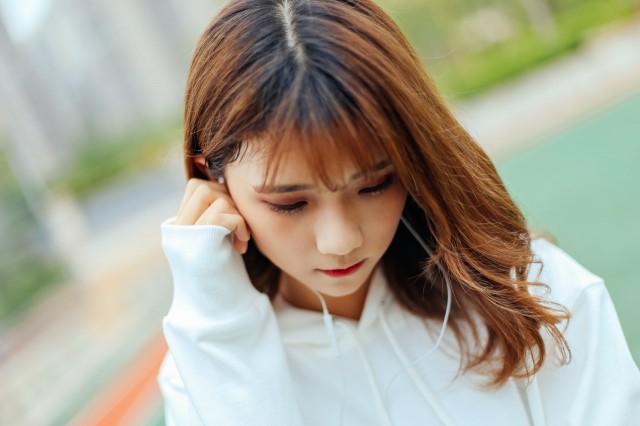 判断一个女人是否真的大方 这两方面可以看出来